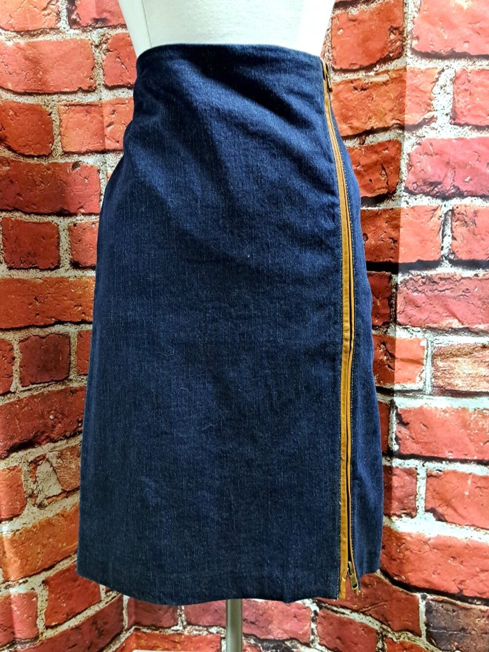 RALPH LAUREN LADIES DENIM SKIRT WITH LEATHER DESIGN AT ZIPPER SIZE 4